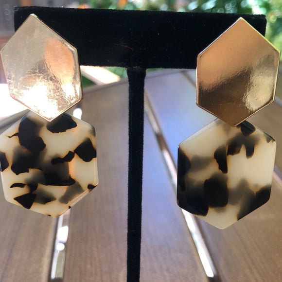 Acrylic bohemian fashion earring. - Picture 2 of 3